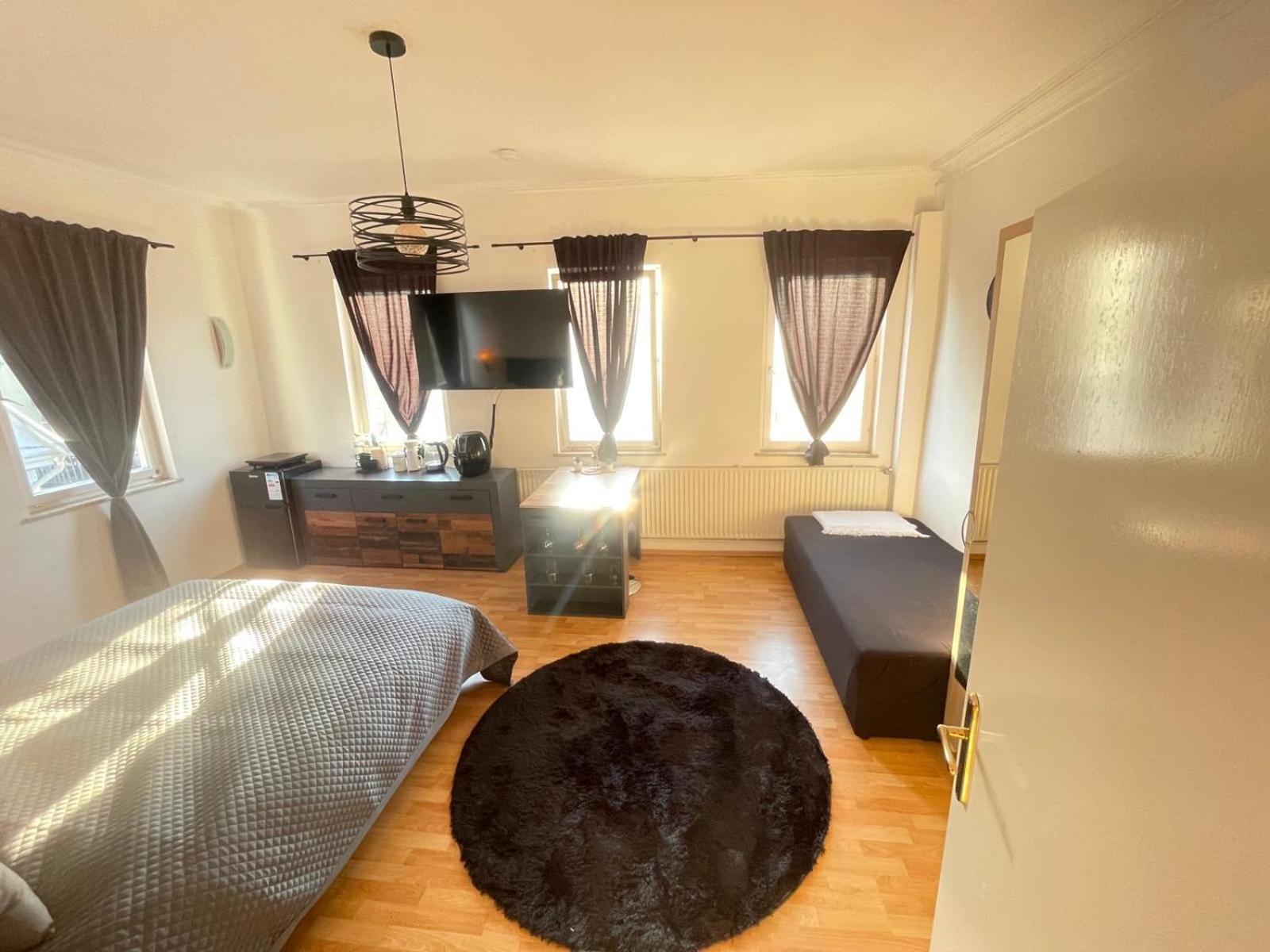 Junges Appartement ไวเคอร์ไซม์ ภายนอก รูปภาพ